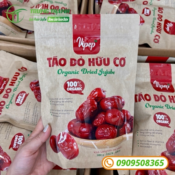 In logo thông tin sắc nét lên bao bì táo đỏ